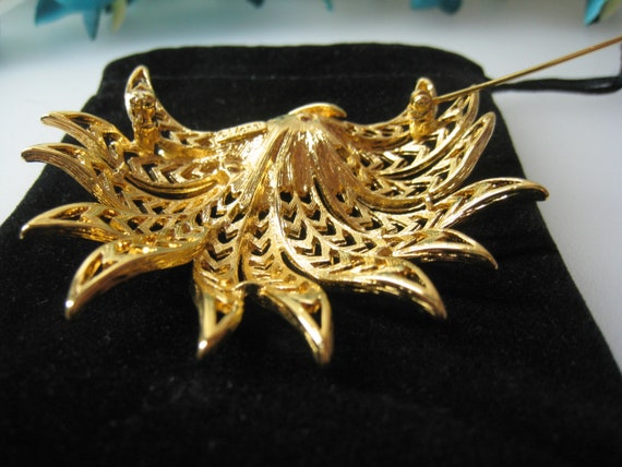 Large MONET Stylized Leaf Brooch, Gold Tone Pierc… - image 5