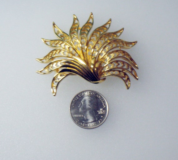 Large MONET Stylized Leaf Brooch, Gold Tone Pierc… - image 3