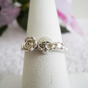 Sterling Skull & Rose Ring w/ Light Pink Stone, US Size 5 3/4, 2.8mm Band, Day Of The Dead, Biker Chick Ring, Vintage Gothic Jewelry