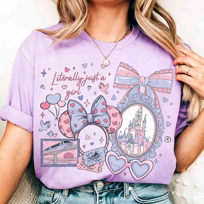Puede incluir: Camiseta de color lila claro con la frase "Literally just a girl" y varios gr&aacute;ficos. Los gr&aacute;ficos incluyen un castillo, gafas de sol en forma de coraz&oacute;n, lazos y orejas de Mickey Mouse con patrones de coraz&oacute;n. La camiseta tiene cuello redondo.