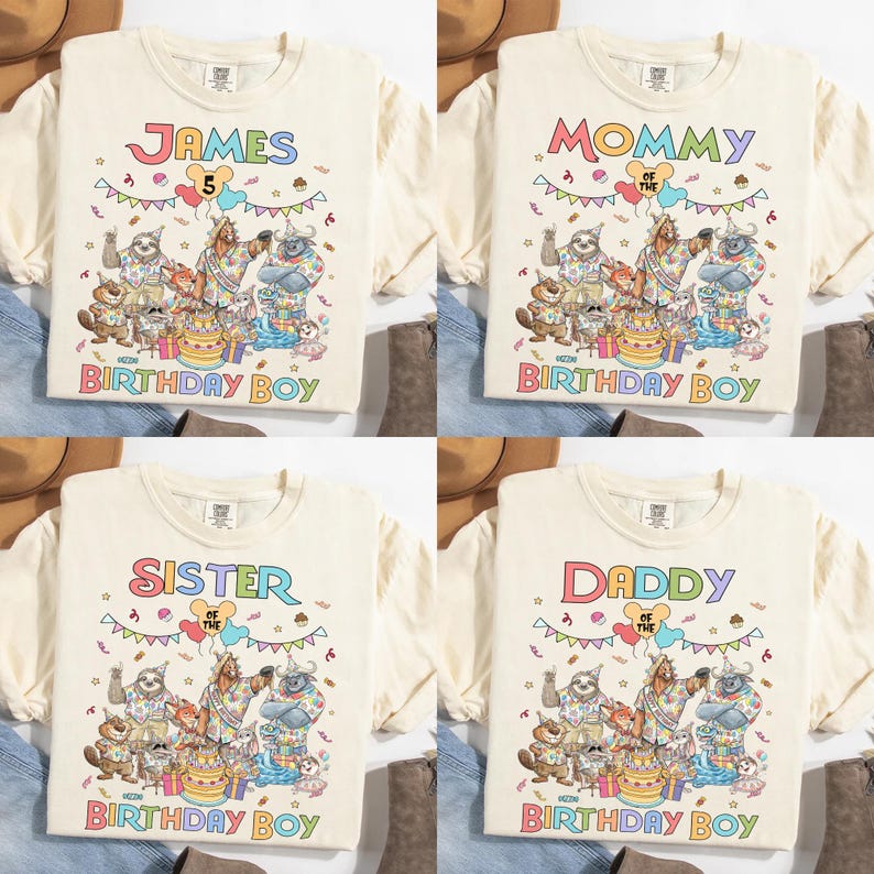 K&ouml;nnte beinhalten: Vier cremefarbene T-Shirts mit Geburtstagsmotiven. Ein Shirt tr&auml;gt die Aufschrift "JAMES" mit der Zahl "5", ein anderes "MOMMY", ein drittes "SISTER" und das letzte "DADDY". Jedes Shirt hat eine farbenfrohe Grafik von Zeichentieren und den Worten "BIRTHDAY BOY".