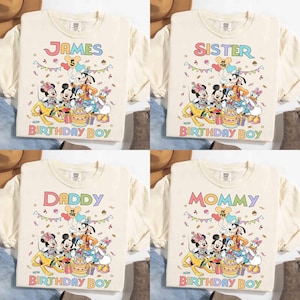 Pode incluir: Quatro camisas creme de manga comprida com gráficos coloridos. Cada camisa apresenta um texto diferente: "JAMES", "SISTER", "DADDY" e "MOMMY". Os gráficos incluem personagens da Disney, balões e o texto "BIRTHDAY BOY".