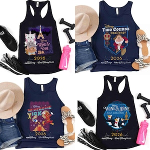 Puede incluir: Cuatro camisetas sin mangas azul marino con gráficos temáticos de Disney para eventos runDisney. Los diseños incluyen personajes y la Torre Eiffel. Los accesorios incluyen zapatillas deportivas, pesas, una botella de agua rosa, sandalias y un sombrero. El texto en las camisetas dice "Wine & Dine 5K", "Two Course Challenge", "Wine & Dine 10K" y "Wine & Dine Half Marathon".