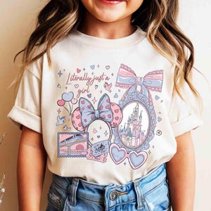 Puede incluir: Una taza de cer&aacute;mica blanca con un asa negra y el texto "But First, Coffee" en negro, con una fuente de estilo manuscrito. La taza est&aacute; sobre una superficie blanca.