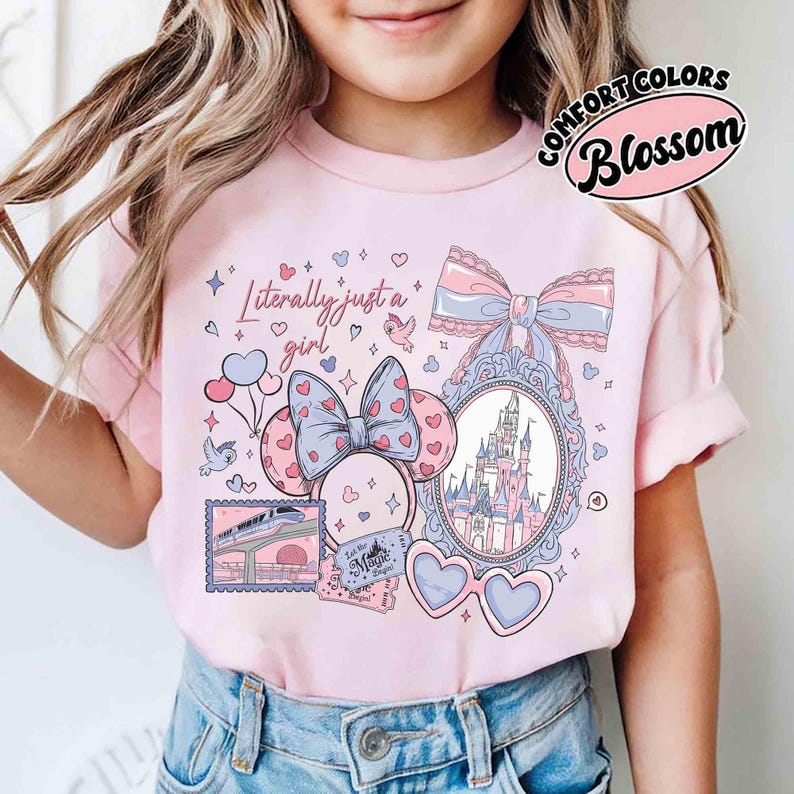 Puede incluir: Camiseta rosa claro con un dise&ntilde;o gr&aacute;fico. El dise&ntilde;o incluye un lazo y orejas inspirados en Minnie Mouse, un castillo y el texto "Literally just a girl". El dise&ntilde;o incluye corazones, globos y gafas de sol en forma de coraz&oacute;n.