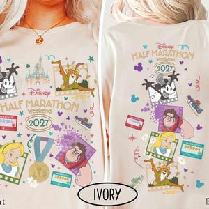 Peut inclure: Un t-shirt ivoire avec un motif Disney Half Marathon Weekend 2027. Le design comprend Mickey Mouse, Alice, Ralph la Casse et Robin des Bois dans des pellicules, ainsi qu'une médaille de marathon, des dossards, des chaussures et des châteaux.