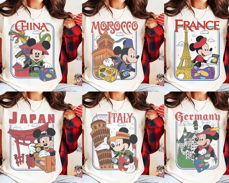 Pode incluir: T-shirts creme com designs de viagem do Mickey Mouse. Cada camisa apresenta um pa&iacute;s diferente: China, Marrocos, Fran&ccedil;a, Jap&atilde;o, It&aacute;lia e Alemanha. Os designs incluem marcos ic&oacute;nicos e elementos de viagem.