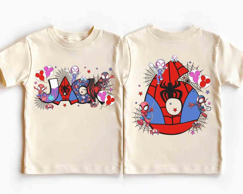 Pu&ograve; includere: Due magliette color crema a tema Spider-Man. Una maglietta mostra il nome "JACK" in lettere colorate in stile fumetto con personaggi di Spider-Man e disegni di ragnatele. L'altra maglietta mostra un grande emblema di Spider-Man con personaggi e dettagli di ragnatele.