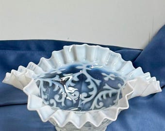 Antik Northwood-skål i ”tri-fold” eller ”crimped style” med opaliserande, volangrik kant i ett mönster av ”spansk spets” eller ”opalinbrokad”.