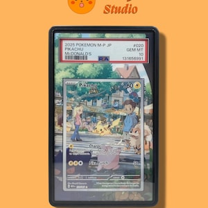 Può includere: Una carta collezionabile Pokemon Pikachu McDonald's 2025 graduata in una custodia di plastica nera PSA. La carta presenta un'illustrazione di Pikachu con due bambini in un contesto cittadino, con testo che include 'Pikachu', '60', 'Charge' e 'Pika Punch'.