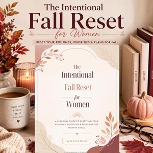 Könnte beinhalten: Ein Arbeitsbuch mit dem Titel The Intentional Fall Reset for Women, mit einem cremefarbenen Einband, braunem Text, Blattillustrationen und abstrakten Formen. Der Text lautet: The Intentional Fall Reset for Women, A seasonal guide to resetting your routines, priorities & plans for the months ahead, und WORKBOOK.