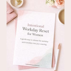 Könnte beinhalten: Ein weißes Papier mit dem Text "Intentional Workday Reset for Women" und einem Stift. Das Papier liegt auf einer rosa Oberfläche mit einem rosa Portemonnaie, goldenen Büroklammern und einer Tasse Kaffee.