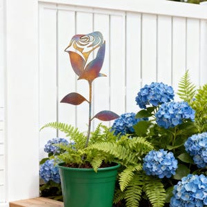 Blomkrukorgystad, ros i metallsilhuett för trädgården, enkel rosenpåle, rabattdekor, värmefärgad metallros, unik trädgårdsgåva