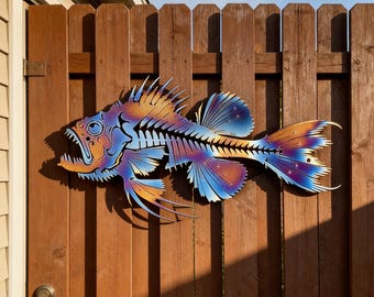 Espinas de pescado, pez de metal feroz, escultura de pez de colores vibrantes, arte de pared, arte de pez de metal colorido, letrero de metal hecho a mano, decoración de pared de arte bohemio.
