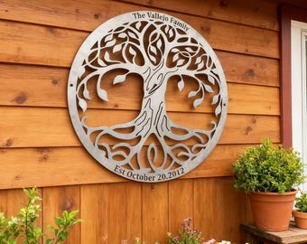 Może przedstawiać: Okrągłe metalowe dzieło sztuki ściennej z drzewem genealogicznym, z napisem "The Vallejo Family" i "Est October 20, 2012". Projekt drzewa przedstawia szczegółowy pień, gałęzie i liście. Jest zamontowany na drewnianej ścianie.