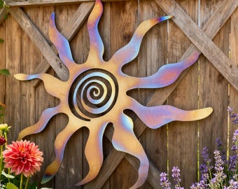 Decorazione murale a forma di sole stravagante in metallo colorato a caldo, ideale per esterni, patio e giardino, con un design unico.