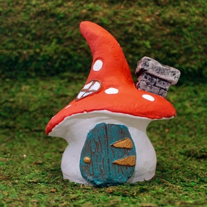 Pequeña casa de gnomos en forma de seta
