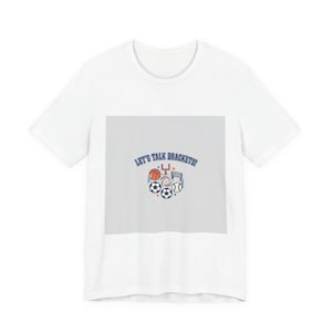 Puede incluir: Camiseta blanca con el texto "LET'S TALK BRACKETS!" en azul. El gráfico incluye una pelota de baloncesto, balones de fútbol, una pelota de voleibol y una red. El diseño es azul, naranja y blanco.