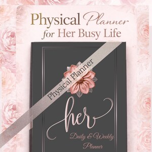 Könnte beinhalten: Ein dunkelgrauer physischer Planer mit dem Text "Physical Planner for Her Busy Life". Der Planer hat ein rosa Blumendesign und das Wort "her" in Schreibschrift. Die Worte "Daily & Weekly Planner" sind ebenfalls sichtbar.