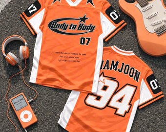 Camiseta de fútbol del grupo de chicos ídolos del Kpop inspirada en Army, concierto Bang Tan Arirang World Tour, camiseta Bangtan NamJoon Body To Body