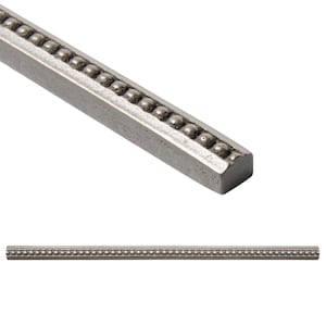 Op de afbeelding: Een zilverkleurige metalen sierlijst met een rij kleine, gelijkmatig verdeelde, verhoogde bollen langs één rand. De sierlijst heeft een rechthoekige vorm met afgeschuinde randen en een licht getextureerd oppervlak. Het ontwerp is eenvoudig en elegant.