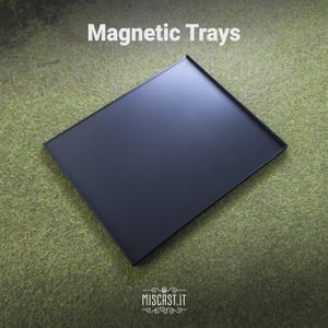 Może przedstawiać: Prostokątna czarna taca magnetyczna o gładkim, matowym wykończeniu i podniesionych krawędziach. Napis "Magnetic Trays" jest wydrukowany na biało u góry, a napis "MISCAST.IT" z małą ikoną czaszki jest wydrukowany na biało na dole.