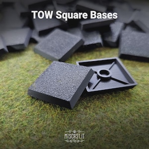 Könnte beinhalten: Eine Sammlung schwarzer quadratischer Kunststoffbasen für Tabletop-Spiele mit einer texturierten Oberfläche und einer verstärkten Unterseite mit zentraler kreisförmiger Stütze. Der Text TOW Square Bases steht oben und MISCAST.IT unten.