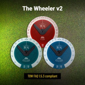 Op de afbeelding: Drie cirkelvormige meetinstrumenten met het label The Wheeler v2, TOW FAQ 1.5.3 compliant. Elk heeft een rode, blauwgroene of blauwe wijzerplaat met een zwarte V-vormige indicator, schalen in inches en wielafstandsmarkeringen in millimeters.