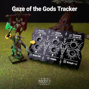 Może przedstawiać: Czarna akrylowa tablica Gaze of the Gods Tracker z białym nadrukiem tekstu i ikon oraz okrągłymi wycięciami do śledzenia statystyk. Obok stoi pomalowana figurka trzymająca zielony topór i czerwony sztandar z motywami czaszek.