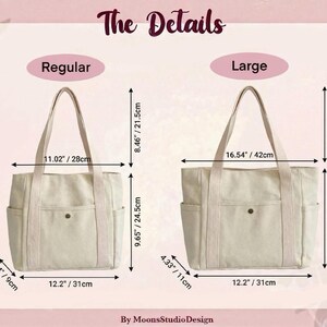 Op de afbeelding: Twee beige canvas draagtassen, gelabeld met "Regular" en "Large", met afmetingen in cm. De "Regular" tas is 28cm breed, 24.5cm hoog en 9cm diep. De "Large" tas is 42cm breed, 29cm hoog en 11cm diep.
