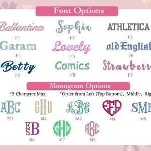 Op de afbeelding: Afbeelding met lettertype- en monogramopties voor gepersonaliseerde items. De tekst bevat verschillende lettertypestijlen zoals "Ballantines" en "Sophia", en monogramvoorbeelden met maximaal drie tekens. De achtergrond is zachtroze.