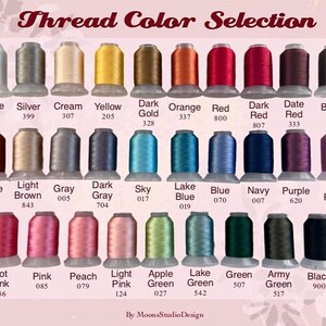 Op de afbeelding: Een kleurenkaart met garenspoelen in diverse kleuren, waaronder wit, zilver, cr&egrave;me, geel, donker goud, oranje, rood, bruin, blauw, groen, roze en paars. De tekst 'Thread Color Selection' staat bovenaan de afbeelding.