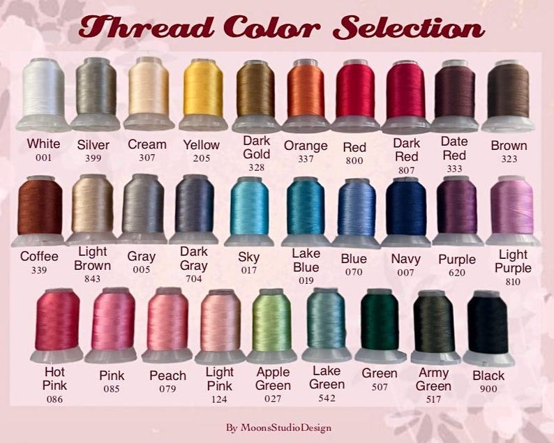Op de afbeelding: Een kleurenkaart met garenspoelen in diverse kleuren, waaronder wit, zilver, cr&egrave;me, geel, donker goud, oranje, rood, bruin, blauw, groen, roze en paars. De tekst 'Thread Color Selection' staat bovenaan de afbeelding.