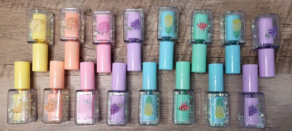 Adorable little nail polish themed marker. Add it to your bookish or stationery collection