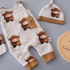 Baby Strampler Set Highland Kuh | Handmade Baby Outfit with Mütze & Halstuch | Neugeborenen Set Bauernhof Tiere | Geschenk Geburt Baby