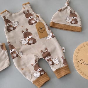 Strampler Set Hase – Spieler mit Mütze & Halstuch、手作りベビー服ユニセックス、ジャージ アインタイラー、ゲシェンク ツア ゲブルト、オスター ベビーセット