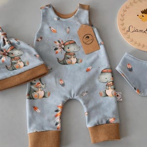 ベビーストランプラーセット 恐竜 – シュピーラー・ミット・ミュッツェ＆ハルシュトゥーフ、手作りベビー服ユニセックス、ジャージー・アインタイラー、ノイゲボレーネン・セット、ゲシェンク・ツア