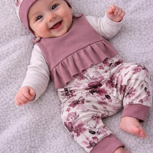 Rosenzauber Babyset – handgenähtes 3-teiliges Mädchen Outfit with Mütze & Halstuch | Handmade Baby Kleidung | Geschenk zur Geburt