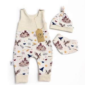 Harry Potter Baby Set 3 pièces | Tenue de bébé faite à la main | Strampler dans l'ensemble, Knotenmütze & Halstuch | Geschenk zur Geburt