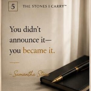 Può includere: Un diario in pelle nera con una penna dalla punta dorata appoggiata sopra. Il testo recita "You didn't announce it—you became it." con il nome dell'autore, Samantha Stone, in basso. Il numero 5 e il testo "THE STONES I CARRY™" sono in alto.