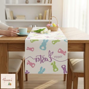 Może przedstawiać: Biały ceramiczny kubek z czarnym uchwytem i napisem "But First, Coffee" pogrubioną czcionką. Kubek jest ustawiony na rozmytym tle. Kubek ma około 10 cm wysokości.