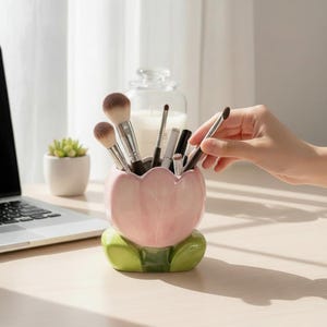 Op de afbeelding: Een set van drie keramische mokken met een gespikkelde, matte afwerking. De mokken zijn in de kleuren crème, lichtgrijs en donkergrijs. Elke mok heeft een eenvoudig, minimalistisch ontwerp, perfect voor koffie of thee.