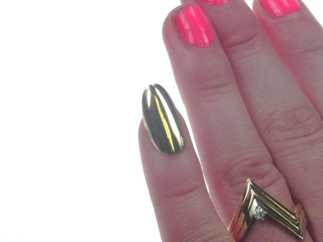 Gold fingernail deals