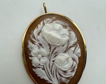 Circa 1980, a 18k Yellow Gold Blue and White Agate Carved