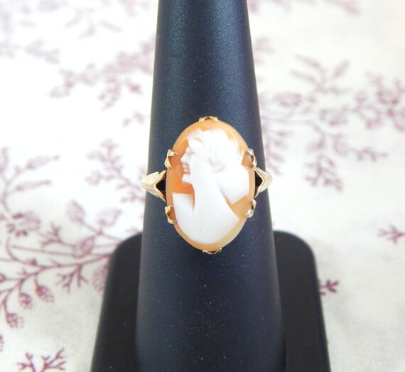 14K Art Deco Gold and Seashell Cameo Ring Size 6.5 - image 1