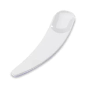 Könnte beinhalten: Ein weißer, gebogener Kosmetikspatel mit einer kleinen, abgerundeten Schaufel an einem Ende. Der Spatel hat eine glatte, glänzende Oberfläche und ist für das Auftragen von Cremes oder Lotionen konzipiert. Die Gesamtform ist länglich und ergonomisch.