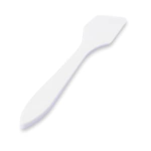 Puede incluir: Una espátula blanca con un mango largo y delgado y una cabeza rectangular. La cabeza tiene un borde biselado. El mango se estrecha hasta un punto redondeado. El utensilio de cocina está hecho de un material sólido y opaco y está sobre un fondo blanco.