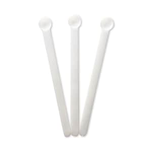 Puede incluir: Tres palitos blancos de plástico para remover con una pequeña cabeza redonda. Los palitos son largos y delgados, y están dispuestos en forma de abanico sobre un fondo blanco. Se utilizan habitualmente para remover bebidas.