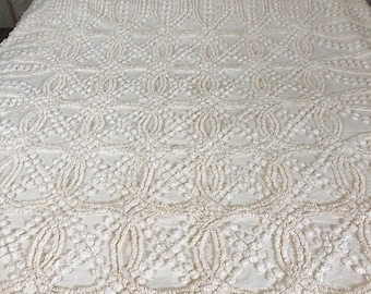 Nostalgic Vintage Morgan Jones Tuftwick Chenille Bedspread. White/vanilla creamy wedding ring pattern. 73x106” excellent condition