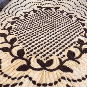 Cubrecama vintage de chenilla en amarillo brillante y marrón. Diseño enrejado con medallón central. Tamaño Queen 264 x 223 cm.